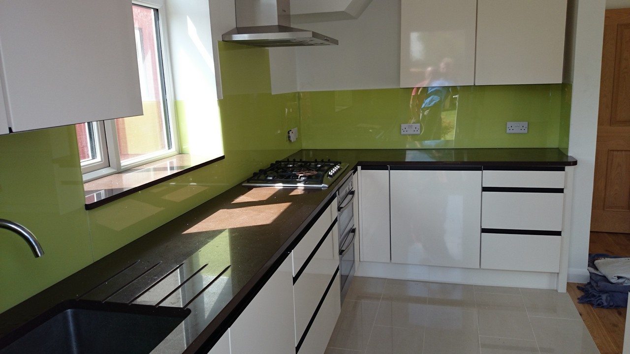 Lime green glass kitchen splashback installed by Abingdon glaziers